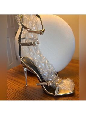 EUC Pretty Little Thing stiletto size 5